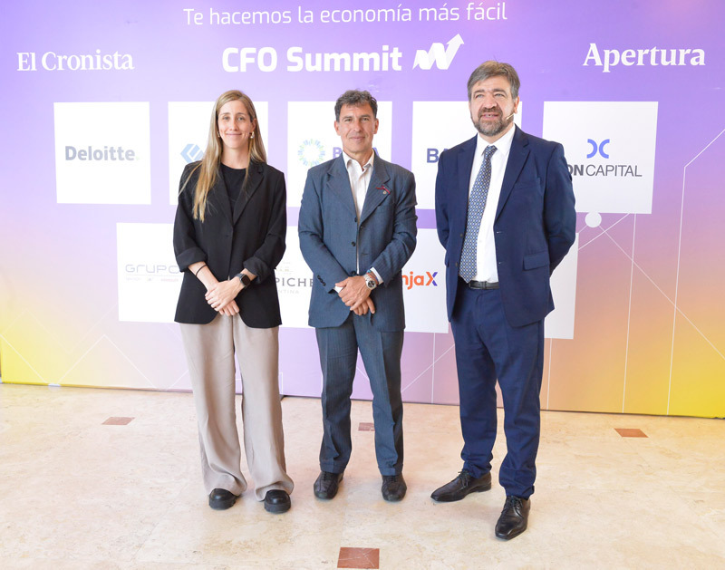 Descripción Jose Dapena, Director de la Maestría en Finanzas participó del panel "Estrategias de inversión"